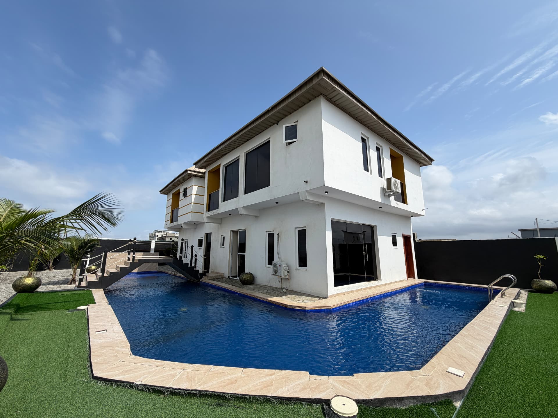 Timeless Haven & Cottage: modern white villa in Lagos with a private pool and sun deck